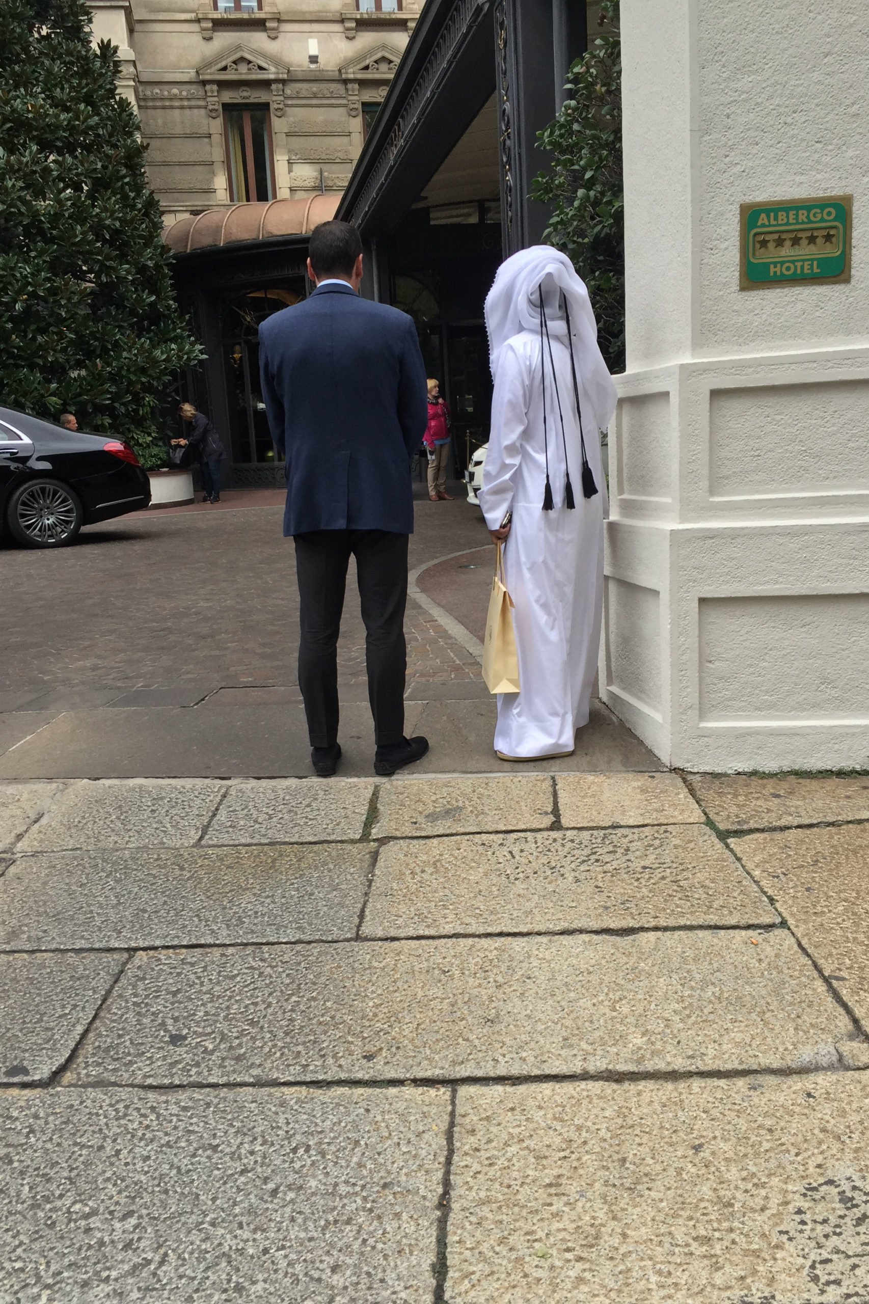 Robert-Ahrle-Sicherheit-GmbH_Bonn_Personenschutz_Sicherheitsberatung_Sicherheitskonzepte_Veranstaltungschutz_Köln_Düsseldorf_VIP-Security_Personenbegleitung_Bild2